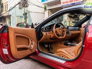 Alternative view of Cho thuê siêu xe Ferrari California
