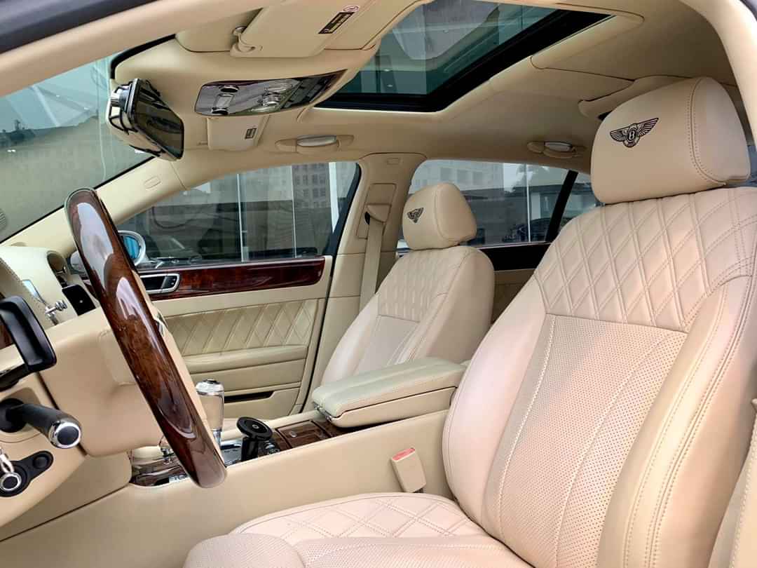 Nội thất khoang lái xe Bentley Flying Spur siêu sang