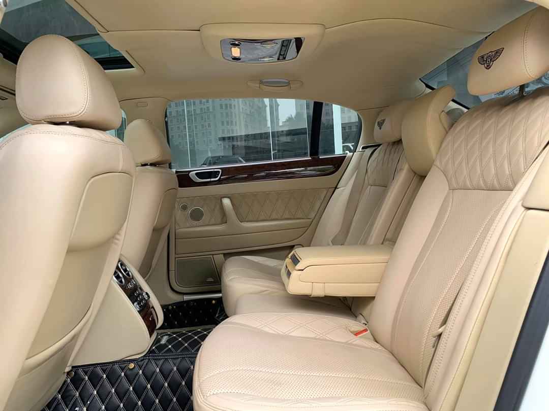 Nội thất hàng ghế sau xe Bentley Flying Spur siêu sang