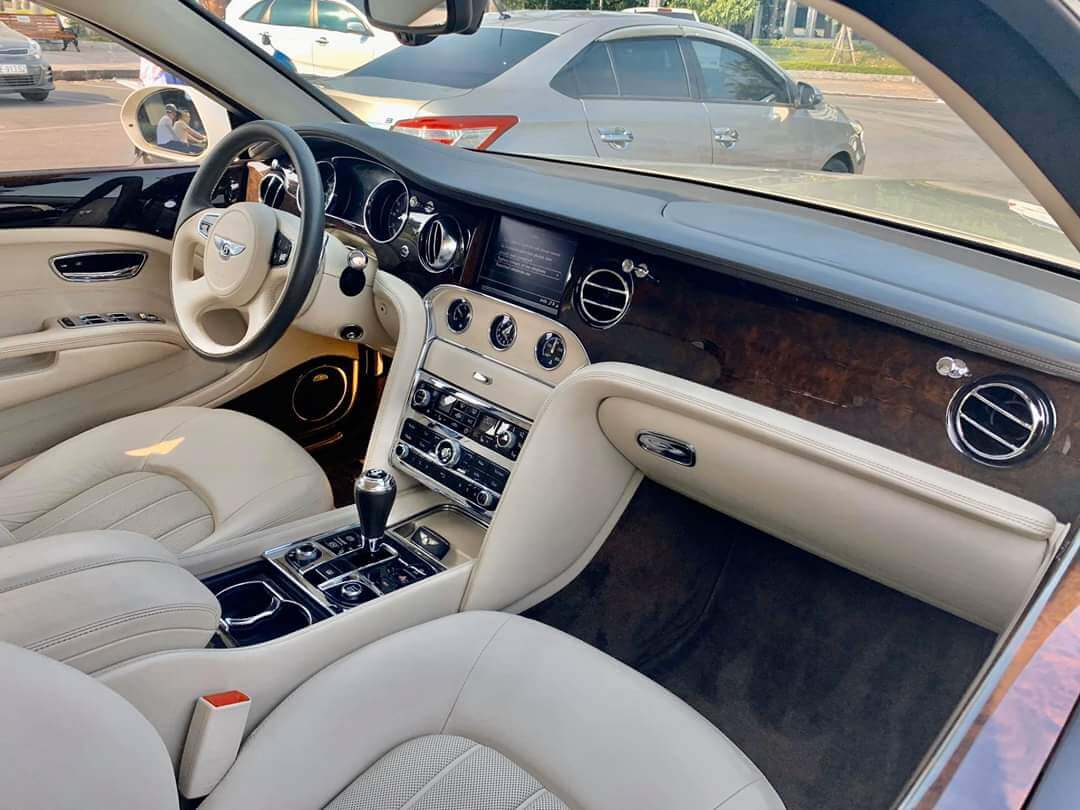 Nội thất khoang lái của xe Bentely siêu sang