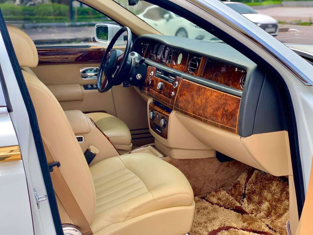 Nội thất khoang lái của xe siêu sang Roll Royce
