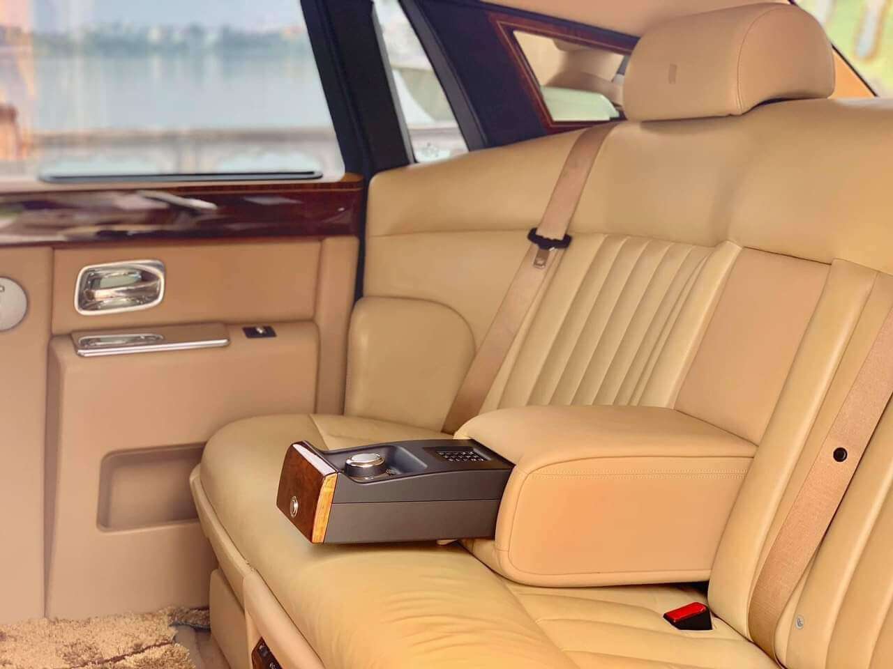 Nội thất hàng ghế sau của xe siêu sang Roll Royce