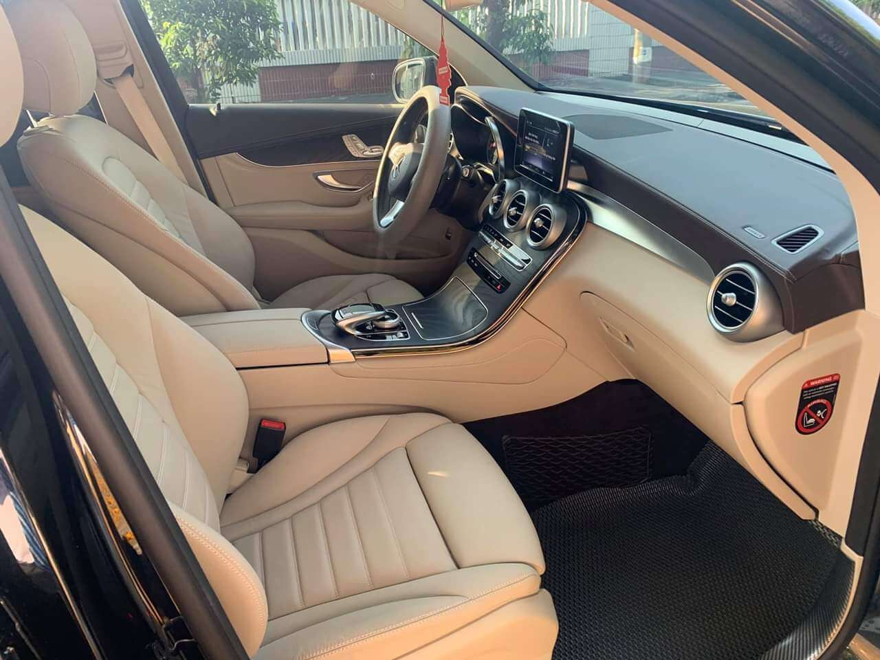 Nội thất khoang lái xe Mercedes GLC