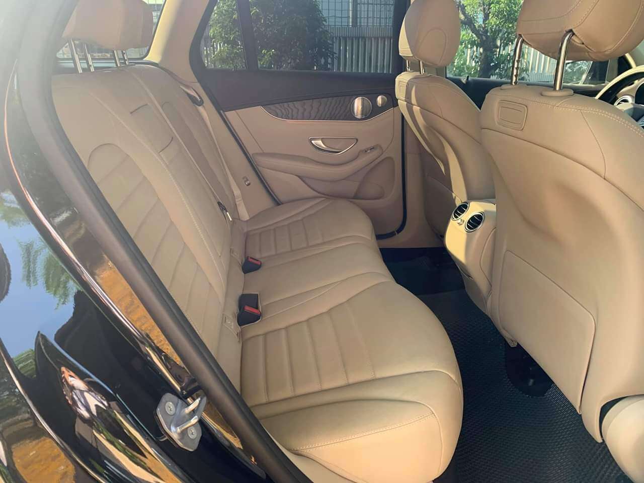 Nội thất hàng ghế sau xe Mercedes GLC