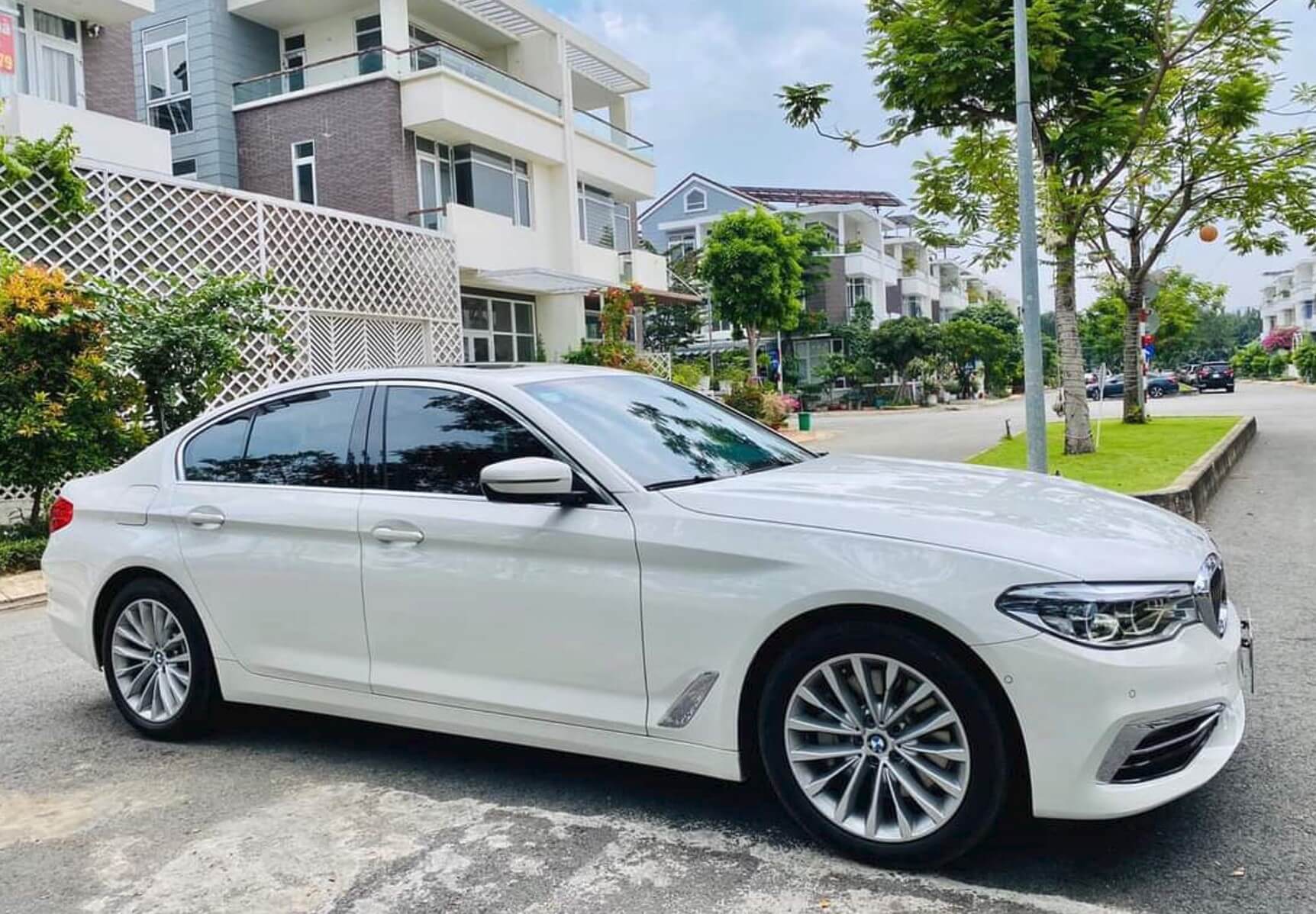 Cho Thuê Xe BMW 750i Hạng Sang