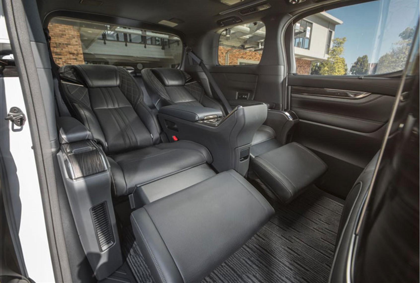 Cho Thuê Xe Lexus LM Hạng Sang