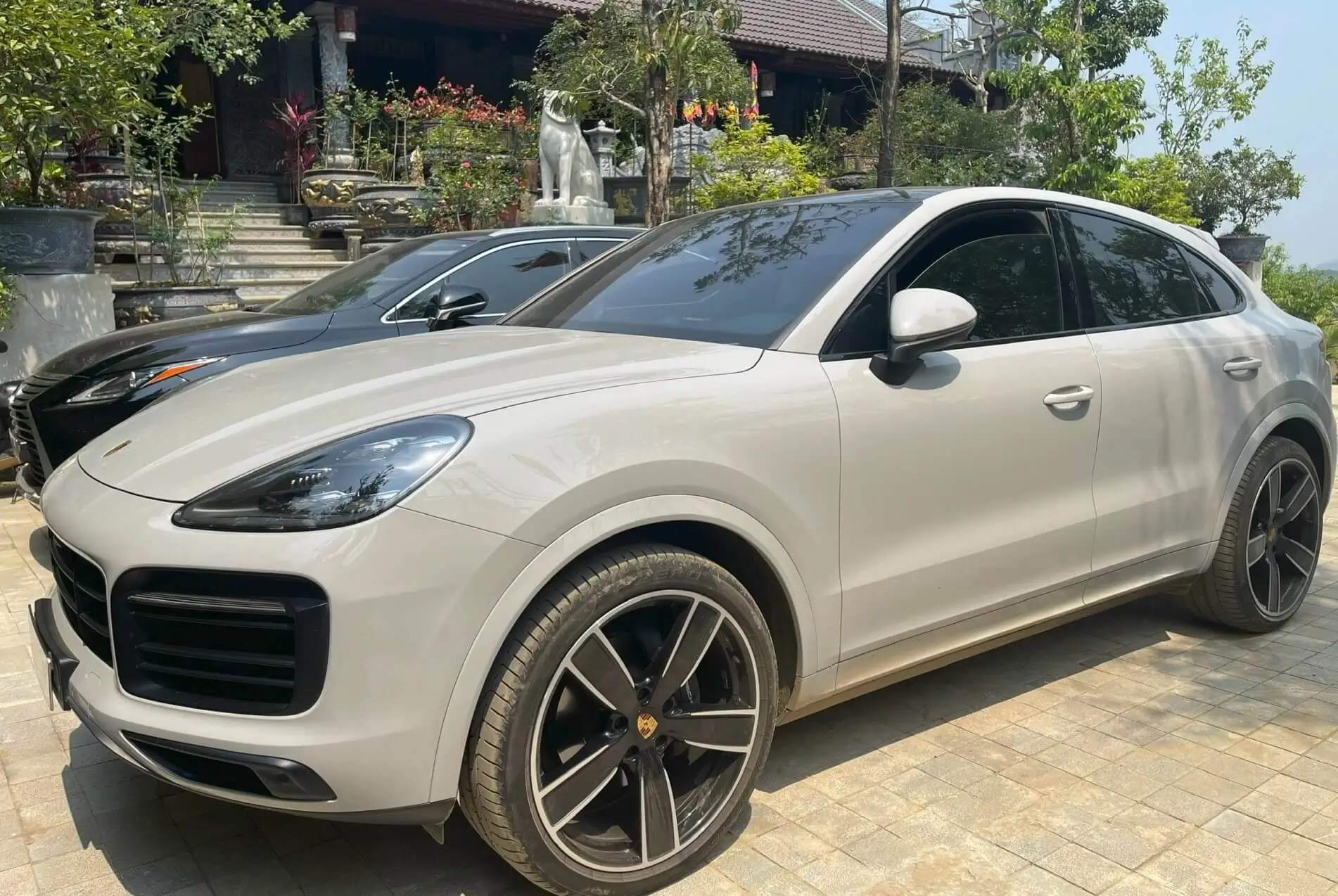 Cho Thuê Xe Porsche Cayenne Hạng Sang