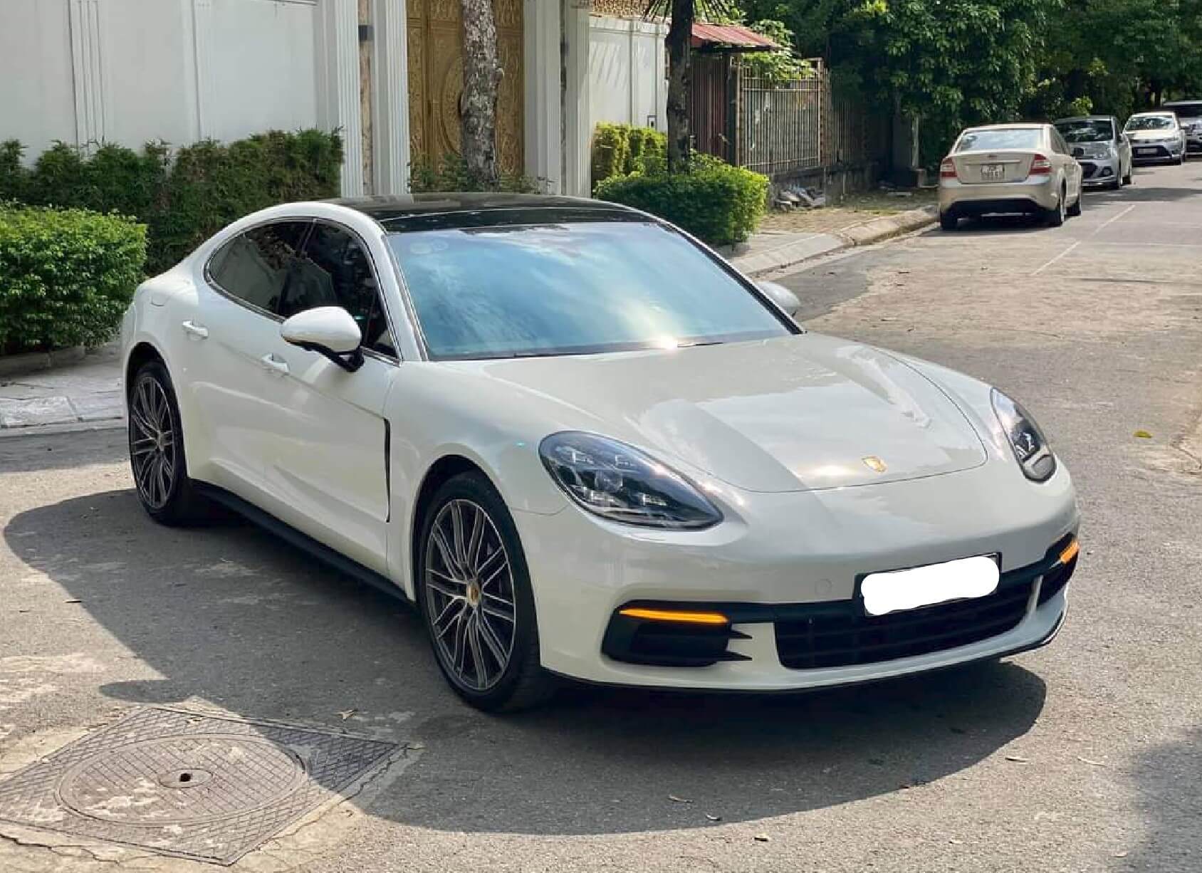 Cho thuê xe Porsche Panamera hạng sang